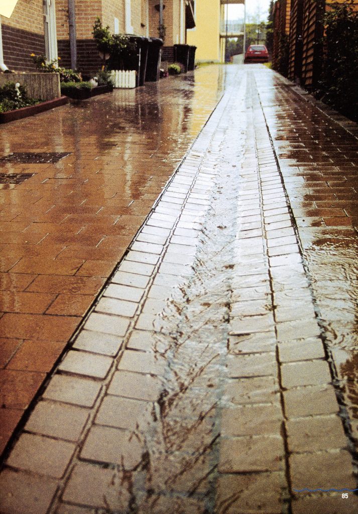 Geleiding regenwater over de weg